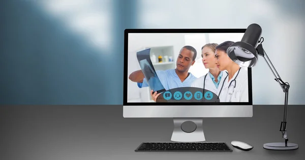 Computador com foto de médicos na tela — Fotografia de Stock