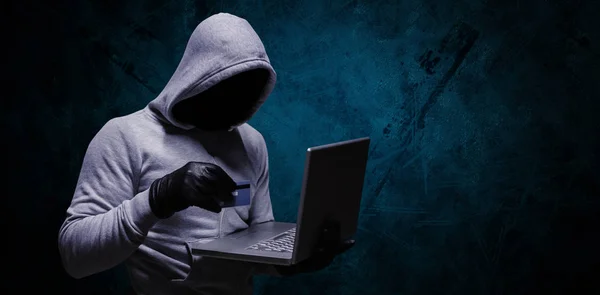 黑客利用信用卡进行网络犯罪 — 图库照片
