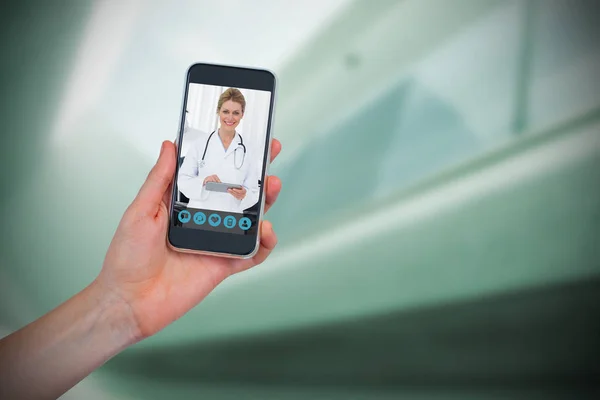 Ruka držící mobilní telefon s lékařem na obrazovce — Stock fotografie