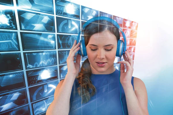 Fiatal nő zenehallgatás fejhallgató, csukott szemmel — Stock Fotó