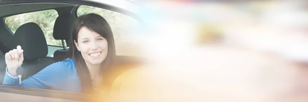 Tonårig flicka sitter i bil håller ned tangenter — Stockfoto
