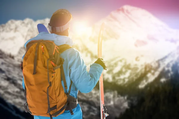 Vista trasera del esquiador con mochila para esquís — Foto de Stock