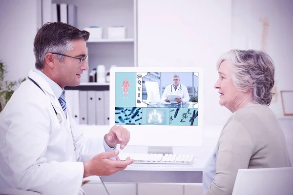 Médico do sexo masculino conversando com paciente idoso — Fotografia de Stock