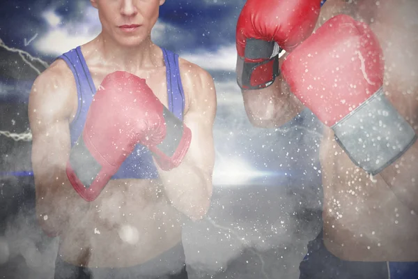 Retrato de homem e mulher usando luvas de boxe — Fotografia de Stock