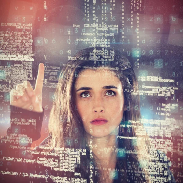 Hacker femenino serio usando la pantalla digital — Foto de Stock