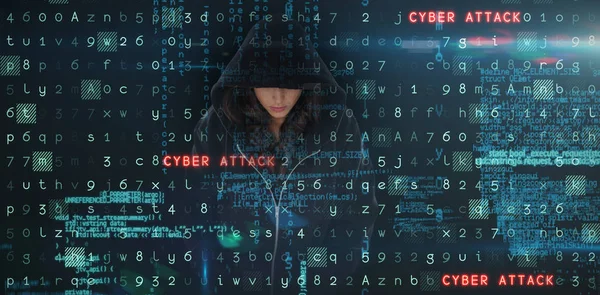 Kvinnlig hacker i svart hoodie — Stockfoto
