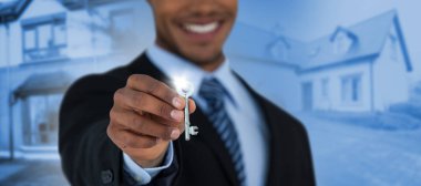 İşadamı gösteren yeni evin anahtarı