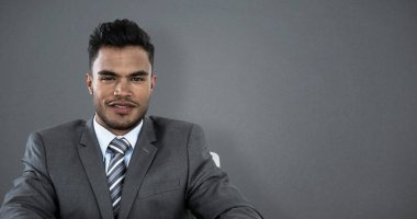 Resepsiyon klavyeden yazarak işadamı