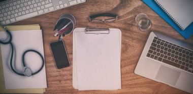 Çeşitli ekipmanları ve teknolojileri doktorlar masa üzerinde