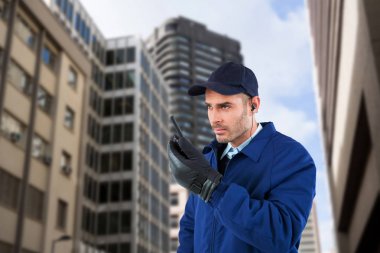 volki tolki üzerinde konuşurken ciddi güvenlik görevlisi