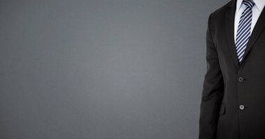 iyi giyimli işadamı orta bölümünde