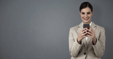 Cep telefonu kullanan iş kadını