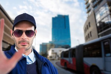 Dur jest gösterilen güvenlik görevlisi