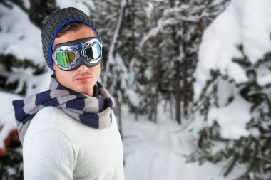 Havacı gözlük takan adam