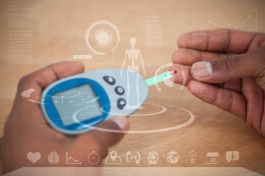 Ellerini şeker ölçüm kullanarak kan şekeri kontrol edilmesi 