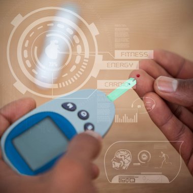 Ellerini şeker ölçüm kullanarak kan şekeri kontrol edilmesi