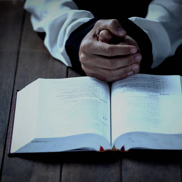 Las manos recortadas de la mujer por la biblia — Foto de Stock