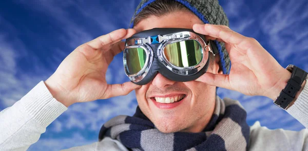 Szczęśliwy człowiek nosi okulary aviator — Zdjęcie stockowe