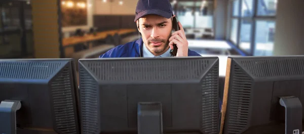 Oficial de segurança a falar ao telefone — Fotografia de Stock