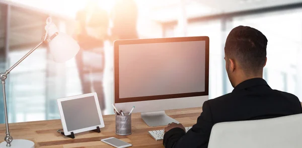 Zakenman die werkt via de computer — Stockfoto