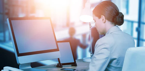 Ernstige zakenvrouw werkt via de computer — Stockfoto