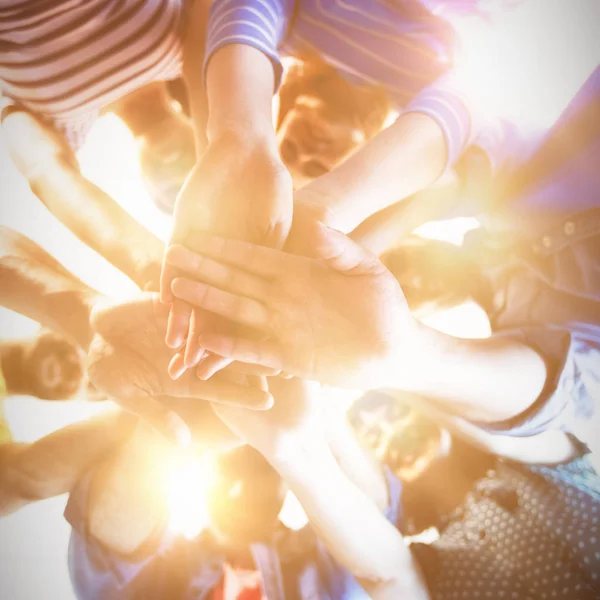 Business team stapelen handen samen — Stockfoto