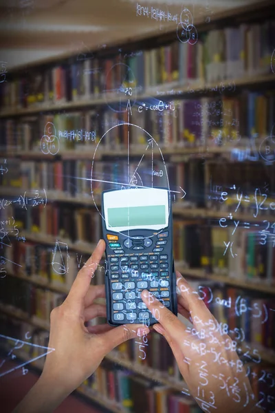 Руки предпринимательницы с помощью калькулятора — стоковое фото