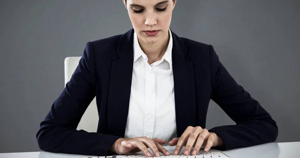 Деловая женщина, печатающая на клавиатуре за столом — стоковое фото