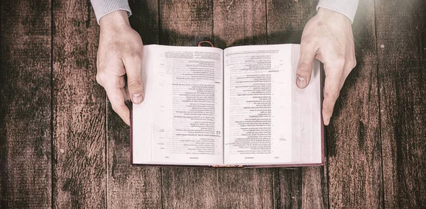 Imagen recortada hombre sosteniendo la biblia — Foto de Stock