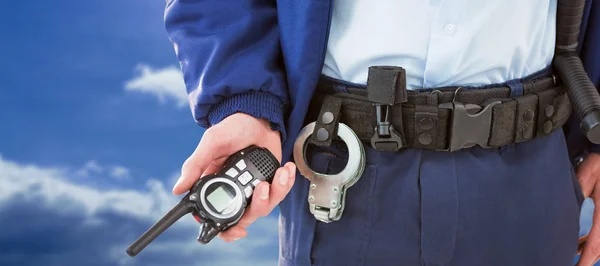 Oficial de seguridad sosteniendo walkie talkie —  Fotos de Stock