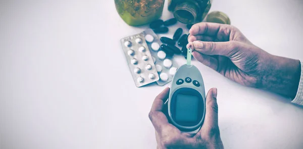 Man testing diabetes with glucometer — Stock Photo, Image