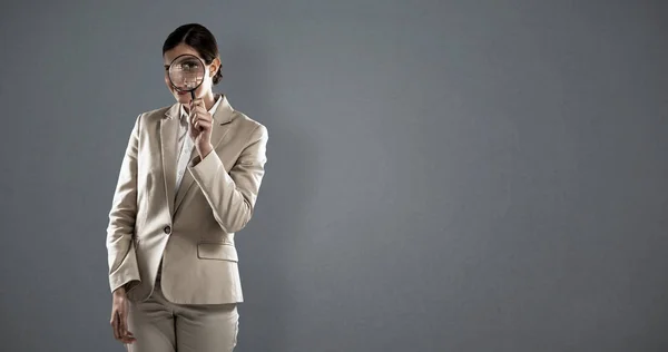 Mujer de negocios mirando a través de lupa — Foto de Stock