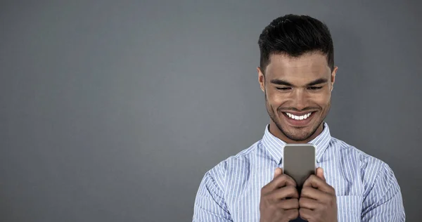 Šťastný podnikatel pomocí mobilního telefonu — Stock fotografie