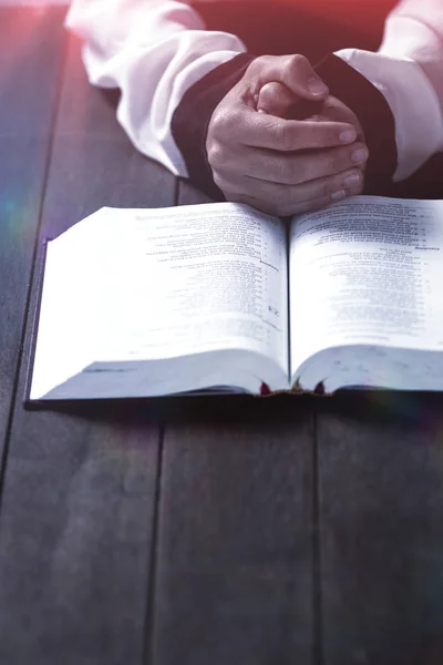 Las manos recortadas de la mujer por la biblia — Foto de Stock