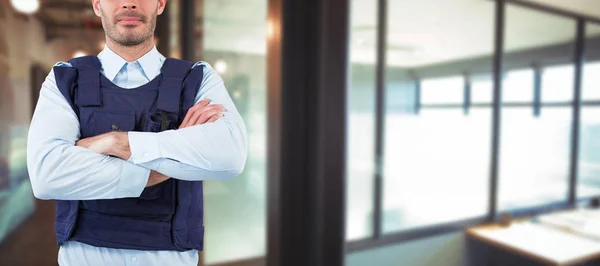 Vertrouwen veiligheid staand met armen gekruist — Stockfoto