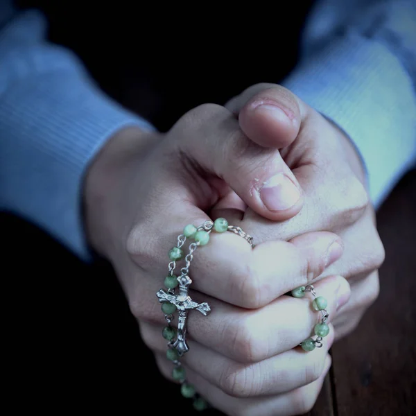 Orando las manos del hombre con rosario —  Fotos de Stock