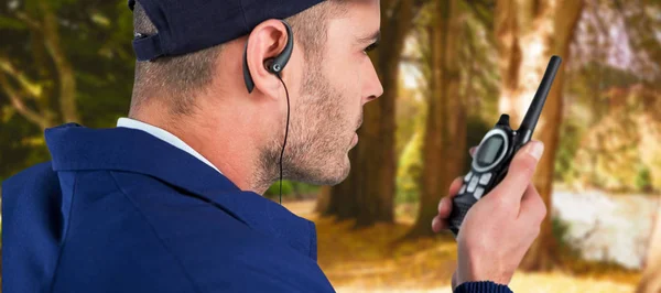 Security officer talking on walkie talkie — Stock Photo, Image