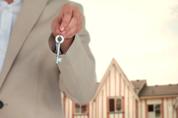 Verkställande visar nya hus nyckel — Stockfoto