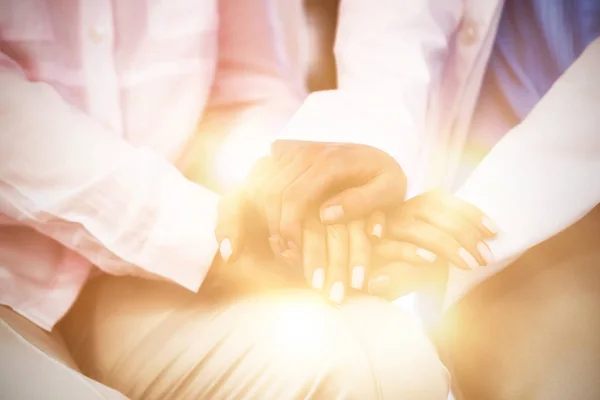 Nahaufnahme einer Ärztin, die eine Patientin tröstet — Stockfoto