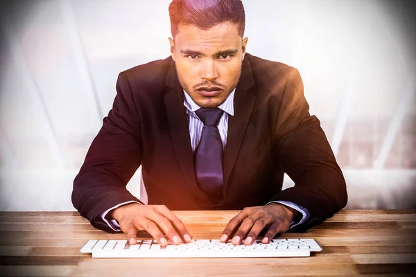 Homme d'affaires tapant sur le clavier au bureau — Photo