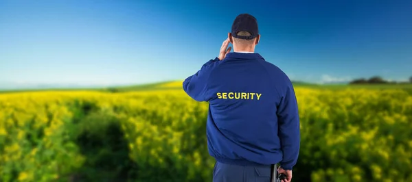 Sikkerhetsvakt lytter til øretelefon – stockfoto