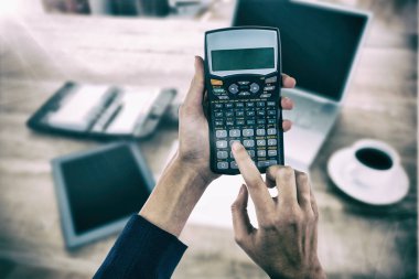 hesap makinesini kullanarak iş kadını