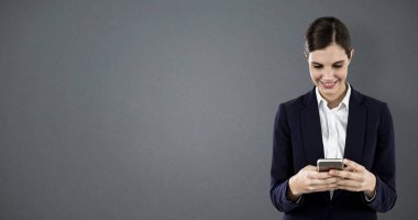 Cep telefonu kullanan iş kadını