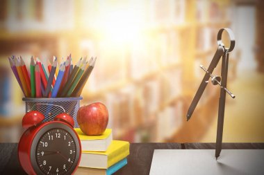 karşı koridor boyunca raflardan çizim pusula