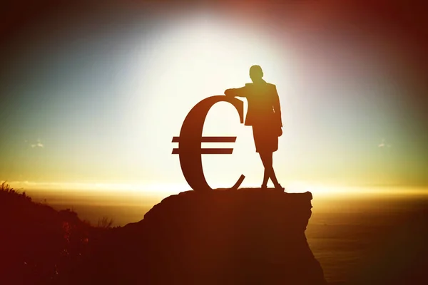 Sziluettjét az ember mellett az euro-jel — Stock Fotó