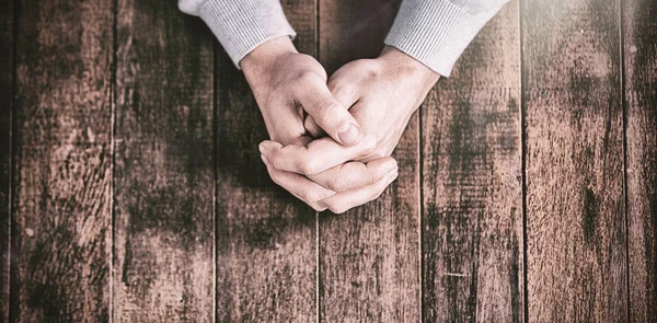 Abgeschnittene Hände des betenden Mannes — Stockfoto