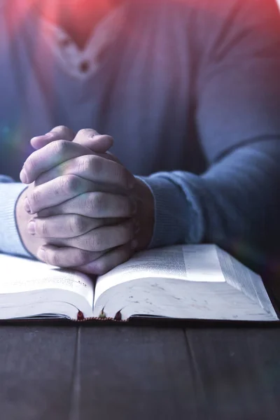 Parte média do homem com a Bíblia orando — Fotografia de Stock