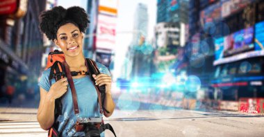 Sırt çantası ve şehirde seyahat kamera güzel kadın