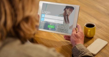 Bir akıllı telefon ile dijital dizüstü bilgisayarda oturum açma ekranına bakarak kadın arkadan görünüş 