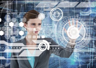  İş kadını dokunmadan futuristik bir odada göstermektedir beyaz bir arayüz ile ekran 